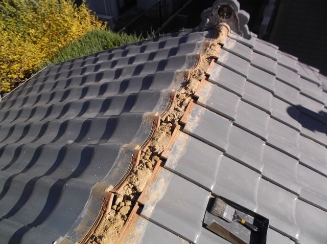 瀬戸市で棟の積み直し工事を実施、南蛮漆喰で新たに積み直し施工を完了してく様子を紹介